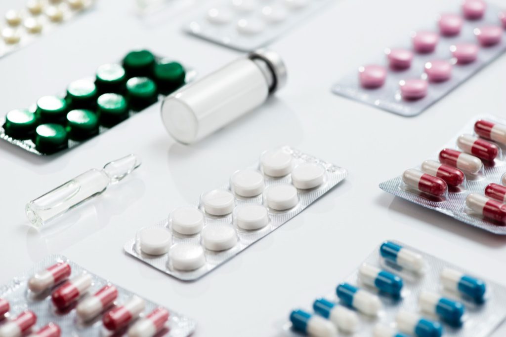 Błąd na e-recepcie może mieć charakter techniczny albo medyczny. To podstawowe rozróżnienie ma znaczenie dla ustalenia odpowiedzialności lekarza, przychodni, farmaceuty oraz ubezpieczyciela