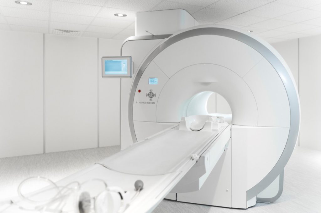 Zalanie pracowni rezonansu magnetycznego może powodować dwa niezależne rodzaje strat