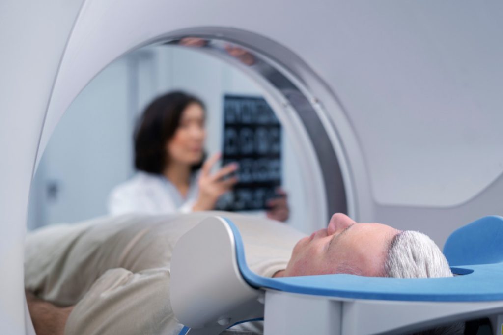 Zalanie pracowni rezonansu magnetycznego może powodować dwa niezależne rodzaje strat