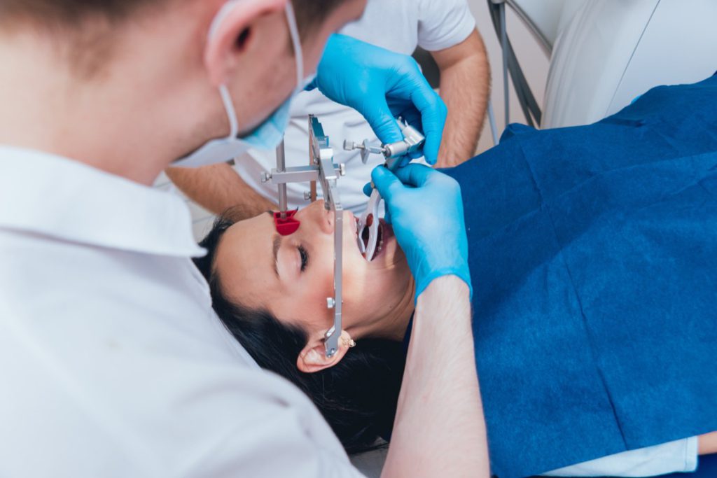 Ustawa o zawodach lekarza i lekarza dentysty określa zakres wykonywania zawodu lekarza dentysty jako udzielanie świadczeń zdrowotnych związanych z chorobami zębów, jamy ustnej, części twarzowej czaszki oraz okolic przyległych
